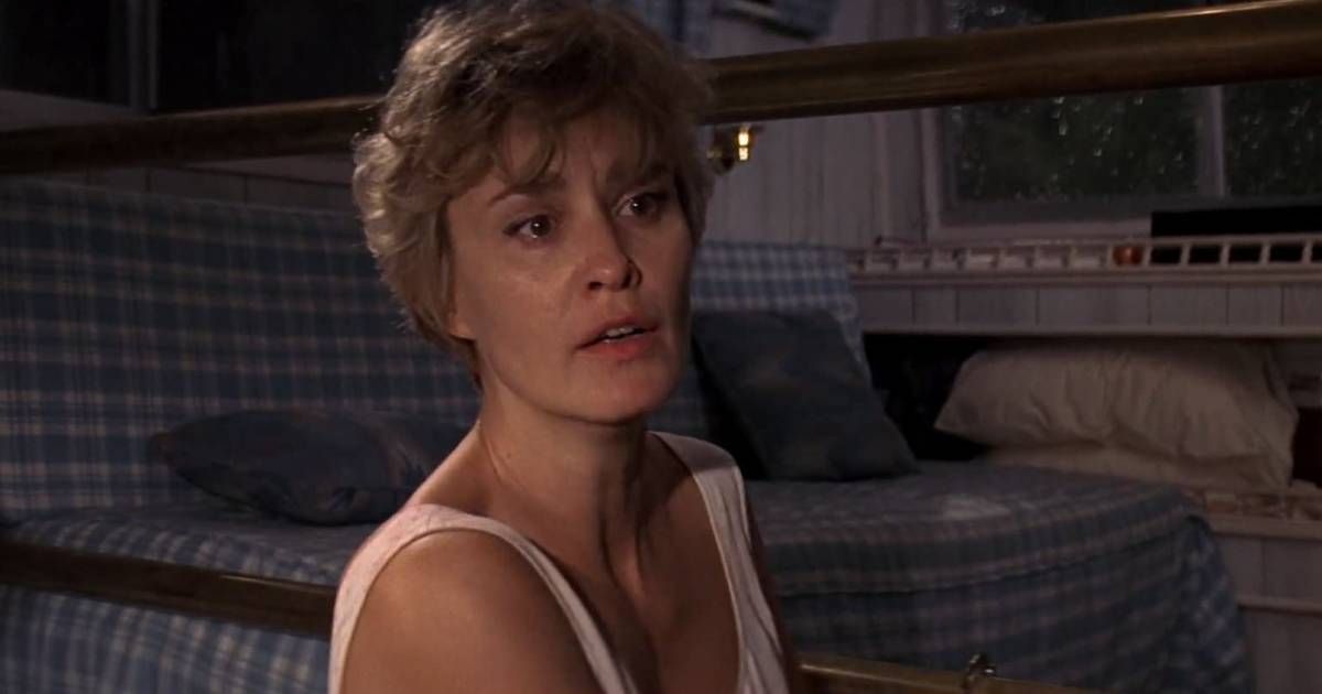 Jessica Lange looks scared in Cape Fear (1991)