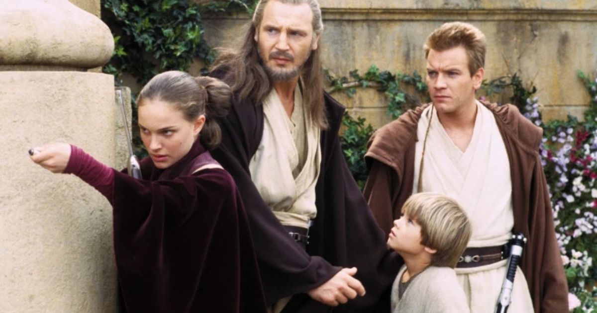 Padme, Qui-Gon, Obi-Wan, and Anakin hiding around a pillar in Star Wars: Episode I - The Phantom Menace