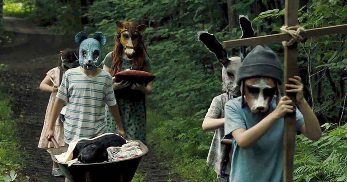 The children take the dead dog to the Pet Sematary