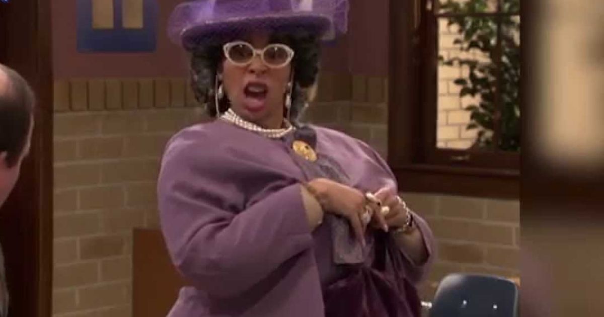 Raven Baxter dressed as a mother (1)