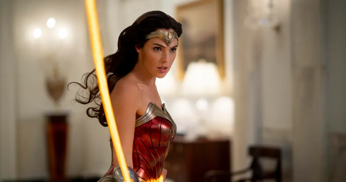 Gal Gadot en tant que Wonder Woman en armure complète. 