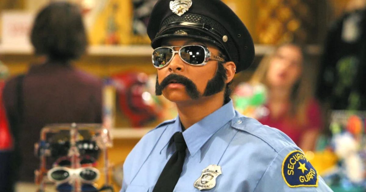 Disguise this crow mall cop