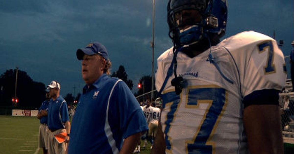 Ein Footballspieler und Trainer in Undefeated