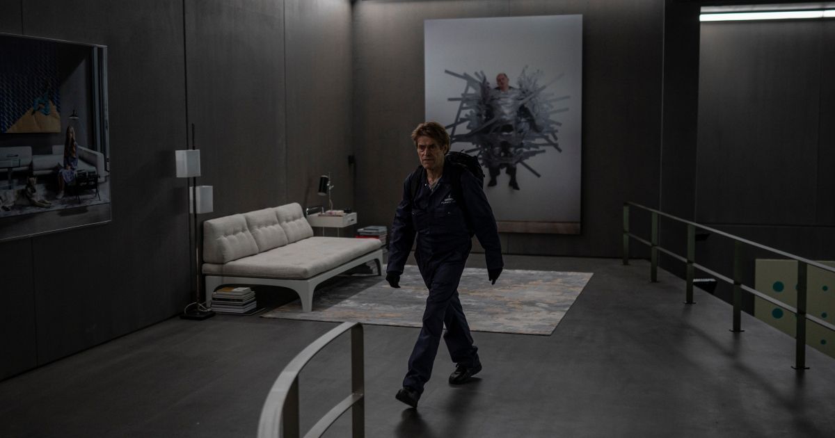 Willem Dafoe como um ladrão de arte em um apartamento no filme Inside 2023