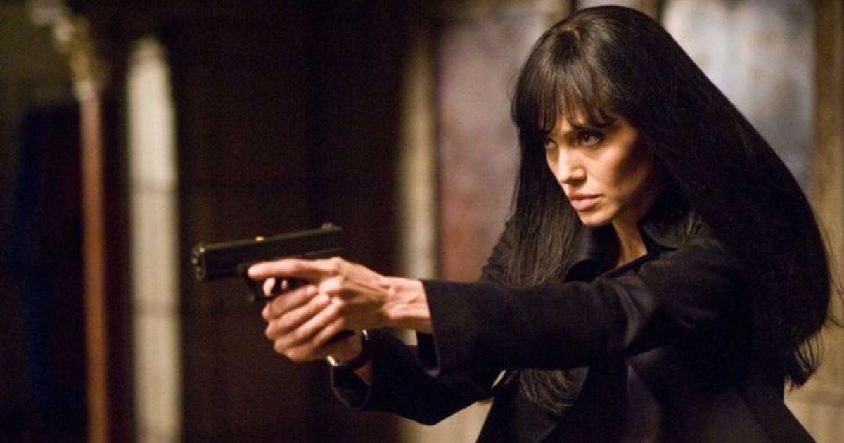 Angelina Jolie as Evelyn Salt with a gun in her hand in Salt