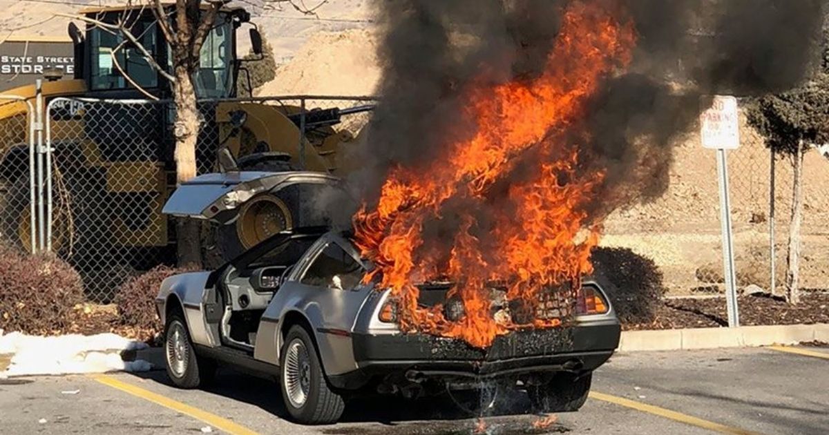 flamejante DeLorean