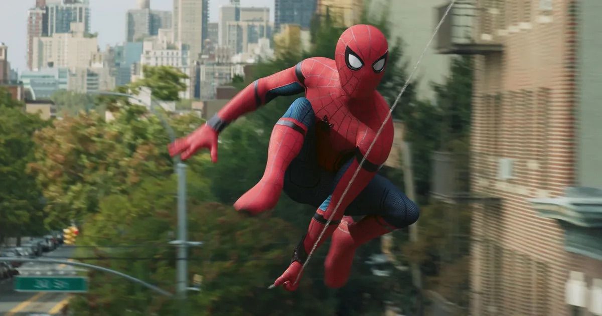 Peter Parker de Tom Holland balançando entre edifícios