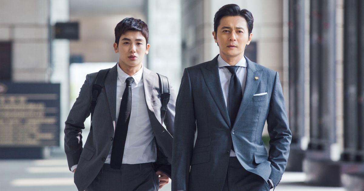 Choi Kang-Seok walks alongside rookie lawyer, Go Yeon-woo