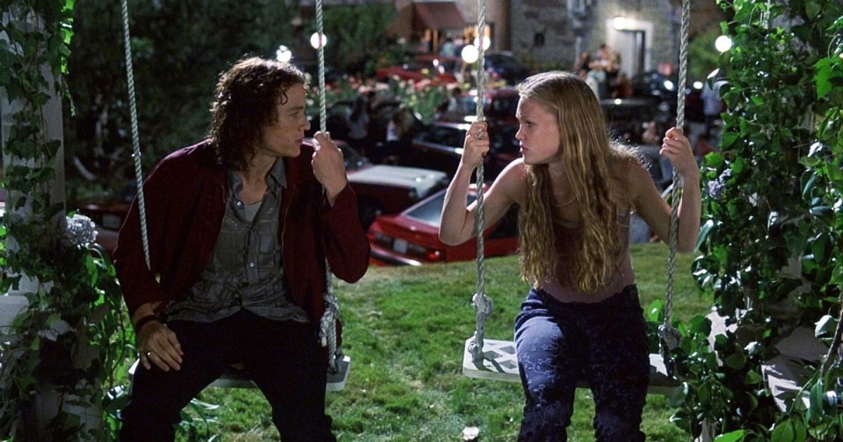 Heath Ledger and Julia Stiles sitting on swings in 10 Things I Hate About You