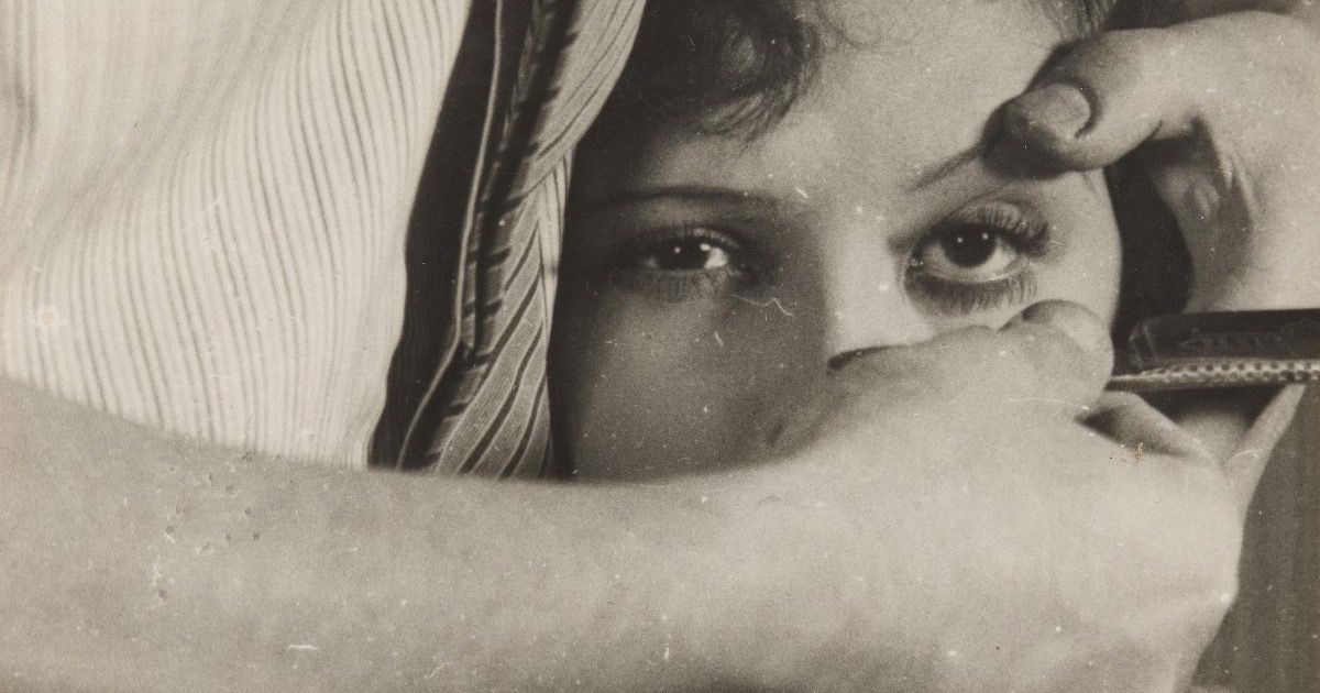 A man holds a razor to a woman's eye in Un Chien Andalou