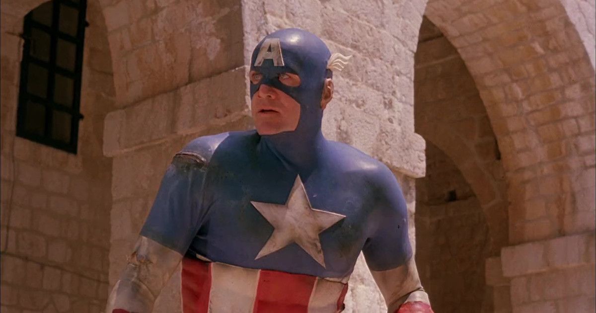 Un homme déguisé en Captain America