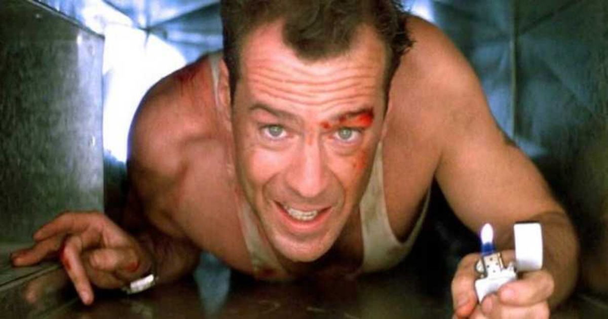 John McClane rastejando por uma saída de ar de Die Hard 