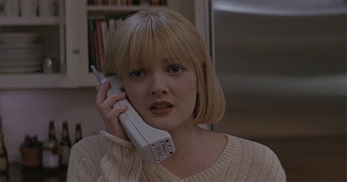 Drew Barrymore como Casey Becker em Scream, em sua blusa de malha creme