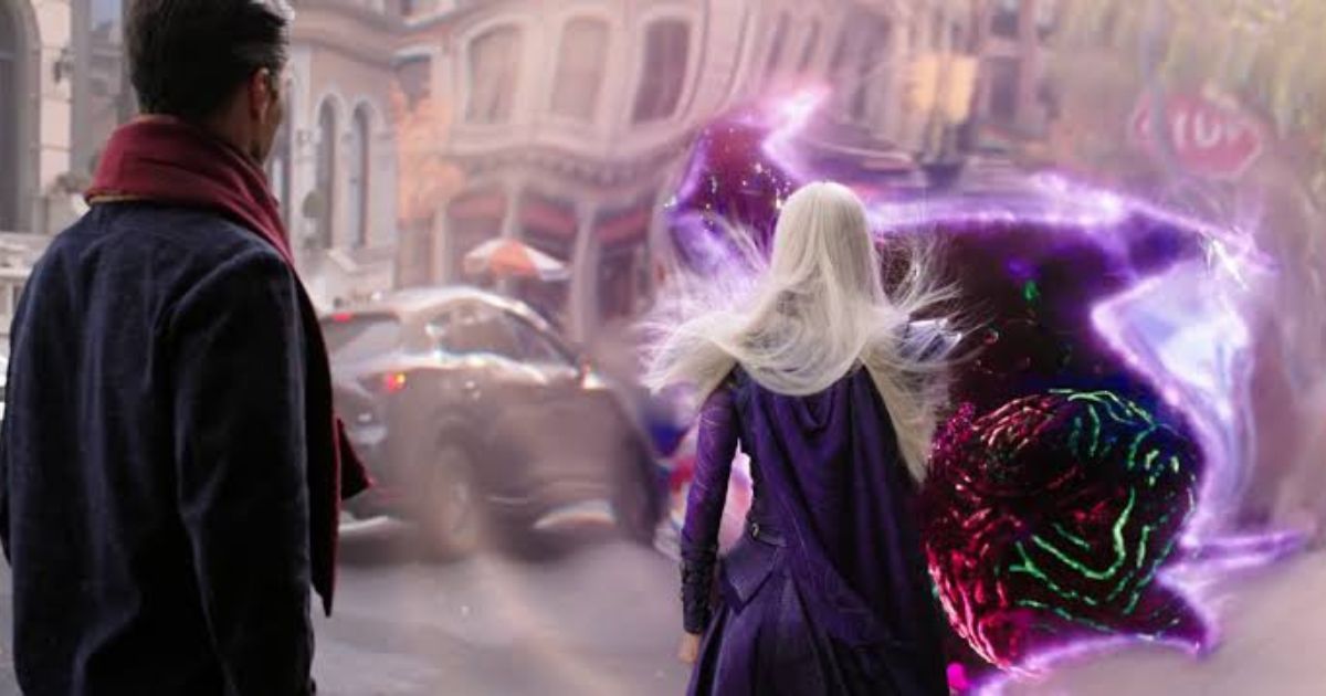 Charlize Theron e Benedict Cumberbatch em Doutor Estranho no Multiverso da Loucura