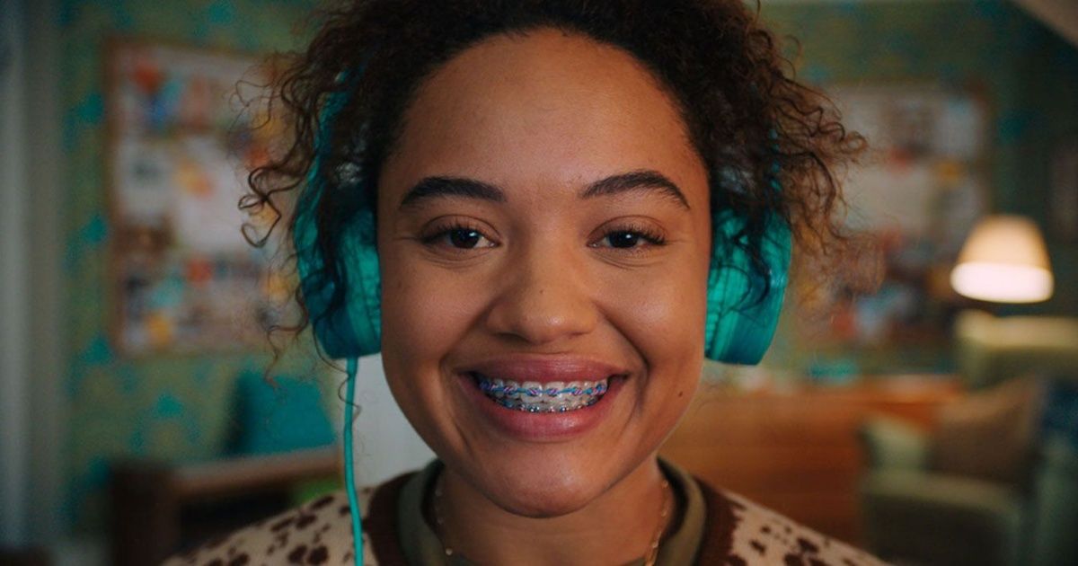 Susie Searches with a smiling Kiersey Clemons