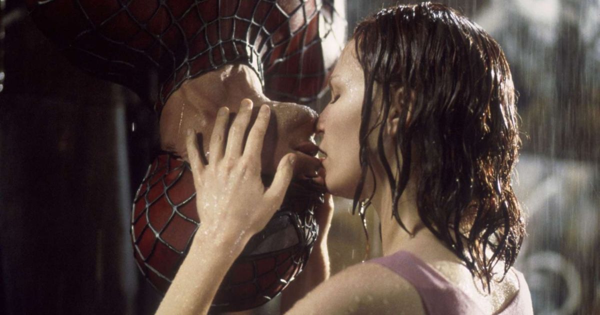 Tobey Maguire and Kirsten Dunst kiss in Spider-man (2002)