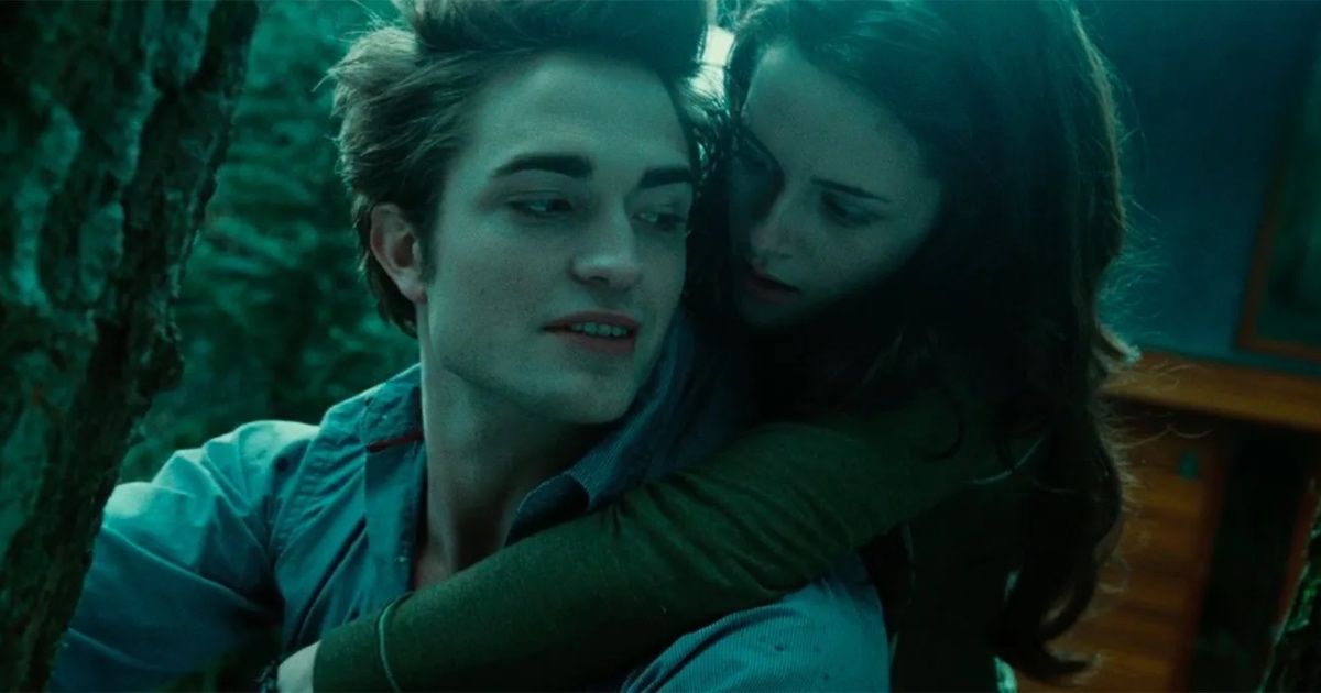 Robert Pattinson as Edward and Kristen Stewart as Bella in Twilight (2008).