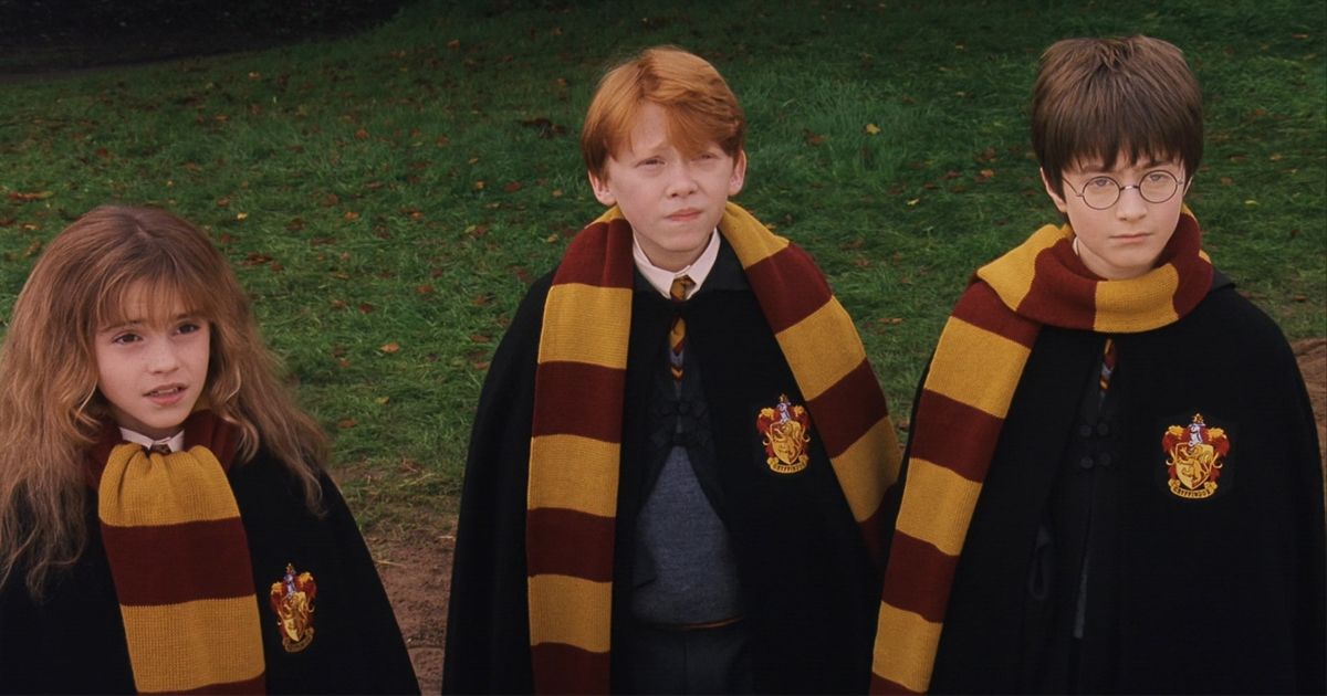 Daniel Radcliffe, Emma Watson e Rupert Grint usando lenços em Harry Potter e a Pedra Filosofal