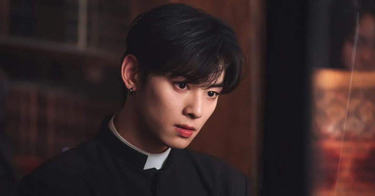Cha Eun-woo como Padre Johan