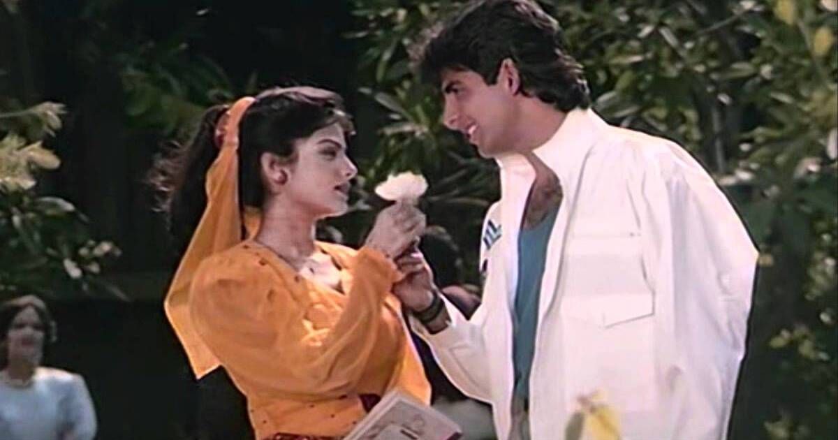 Khiladi offers a flower (1)