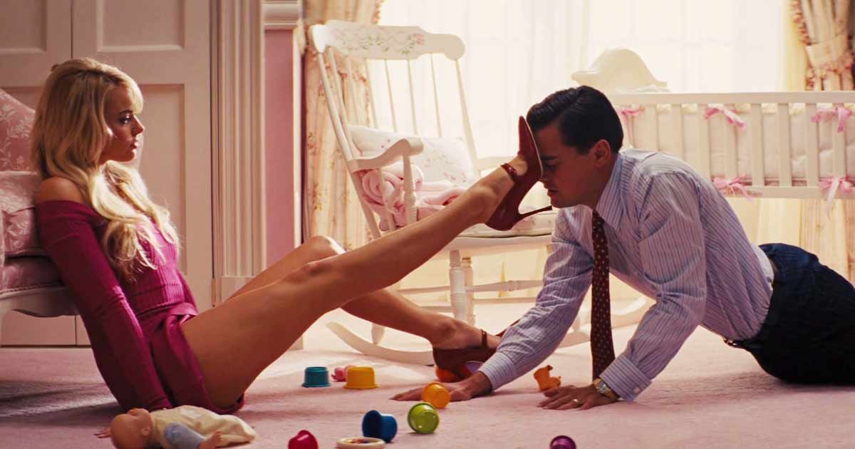 Leonardo DiCaprio e Margot Robbie em cena de O Lobo de Wall Street