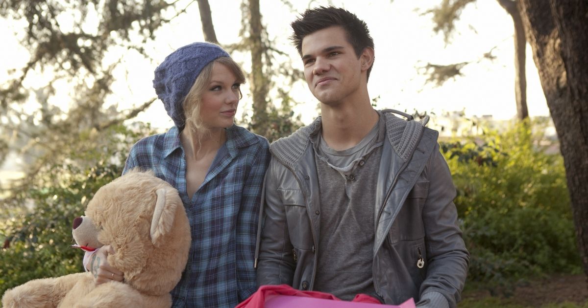 Taylor Lautner and Taylor Swift in Valentine's Day