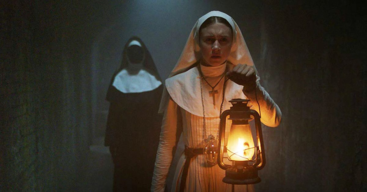 Uma freira segurando uma lanterna