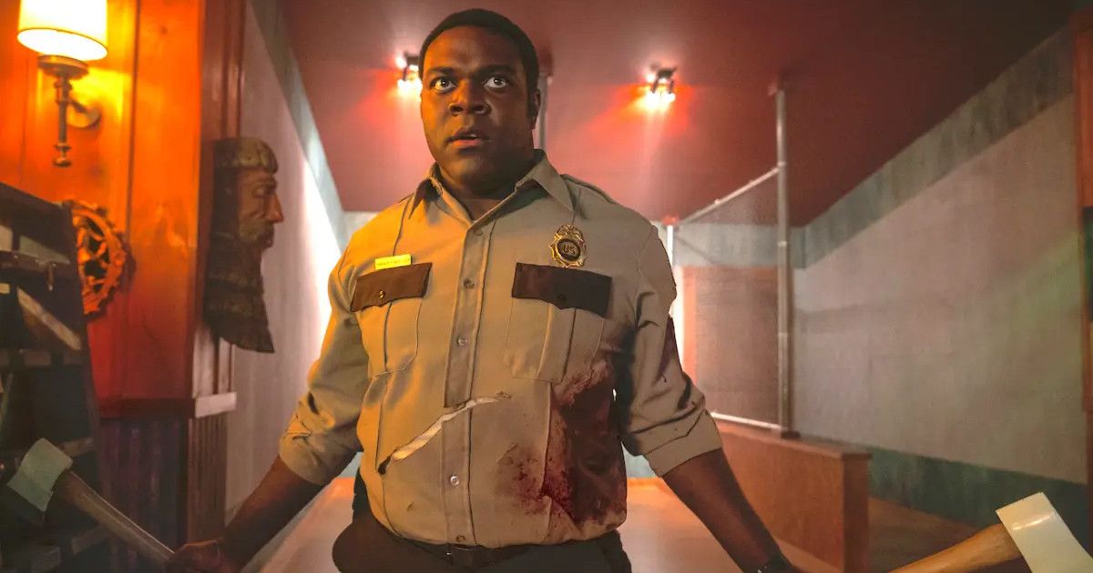 Sam Richardson como Finn Wheeler em Lobisomens Interiores