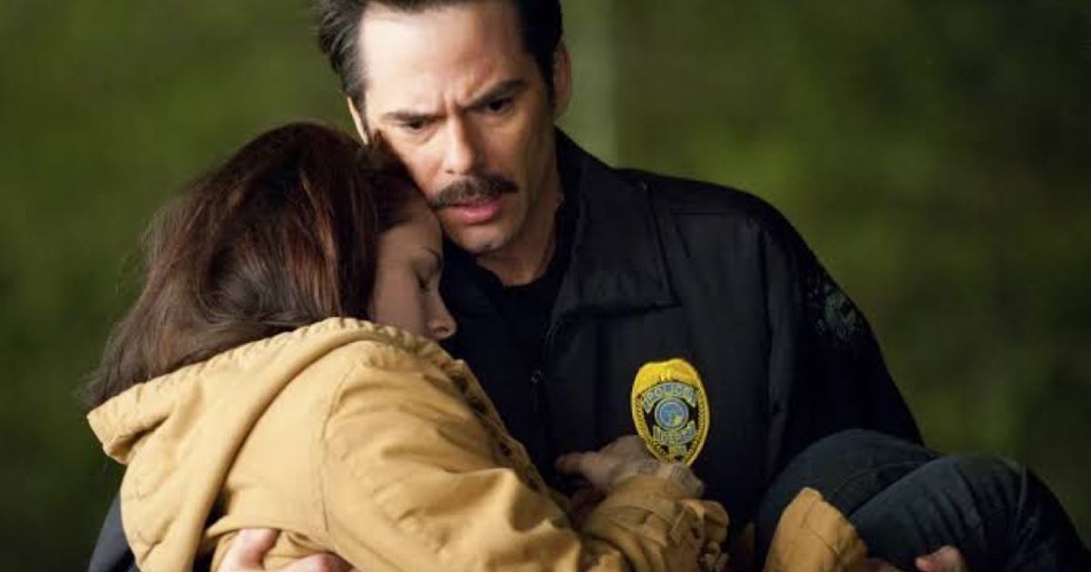 Charlie carrying Bella in Twilight film