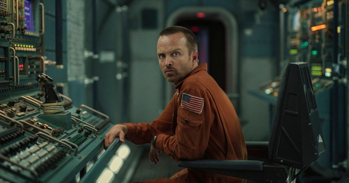 Aaron Paul visto no episódio de Black Mirror, Beyond the Sea