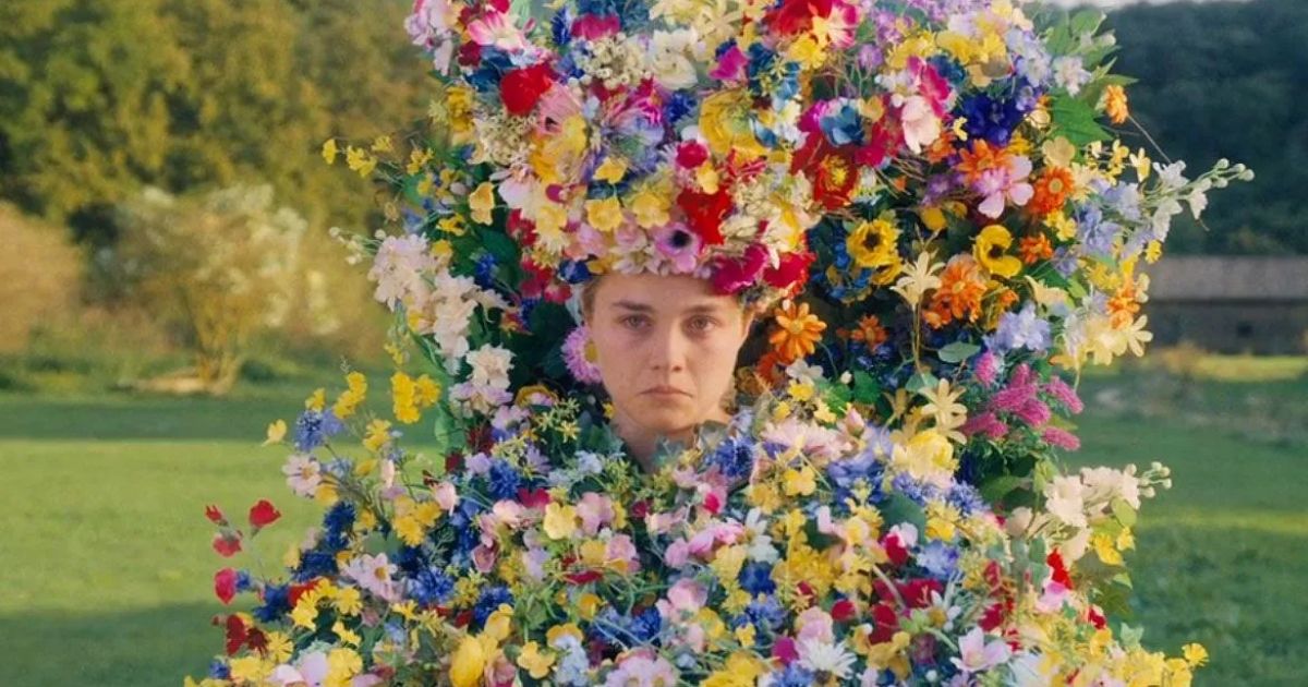 Florence Pugh couverte de fleurs Midsommar