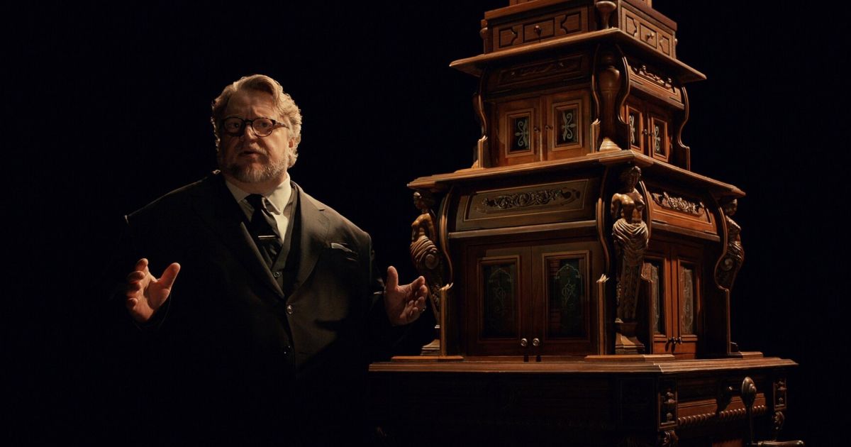 Guillermo Del Toro apresentando um episódio do Gabinete de Curiosidades