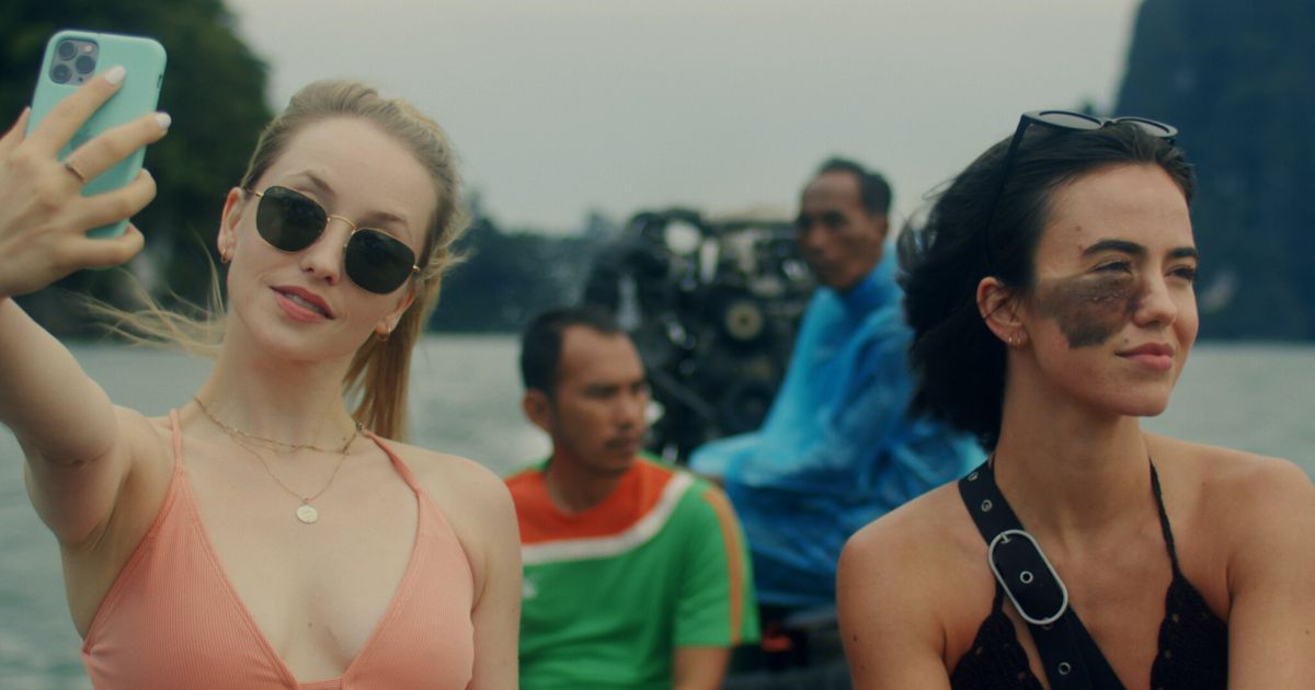 Femmes prenant un selfie sur un bateau dans Influencer