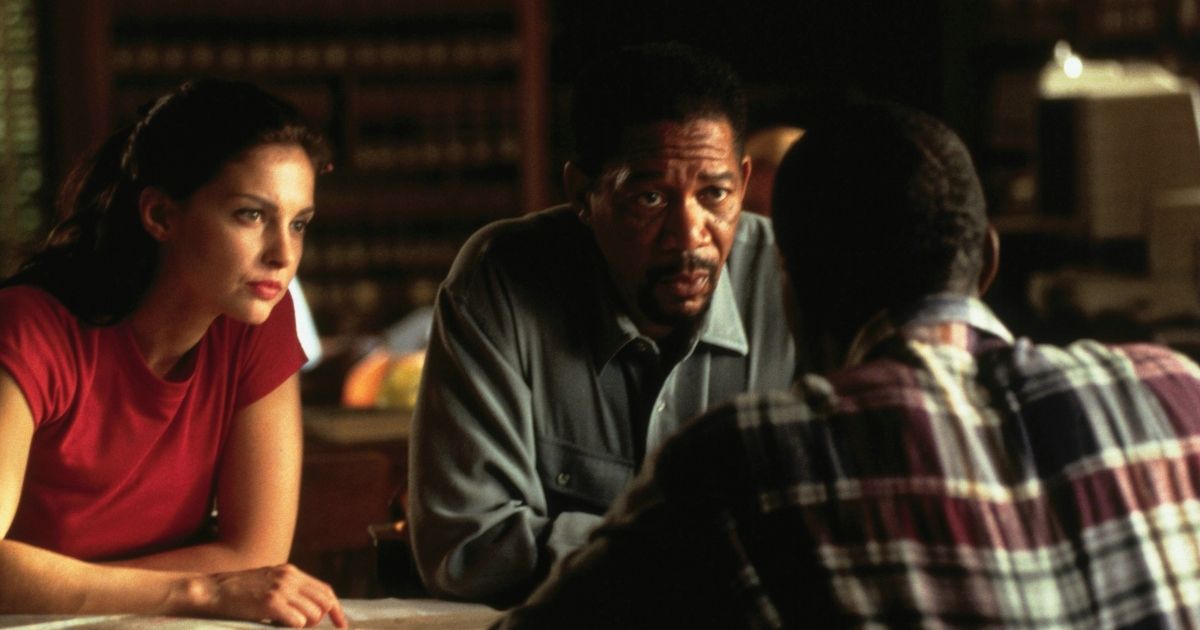 morgan freeman and ashley judd speak with a man in Kiss the Girls