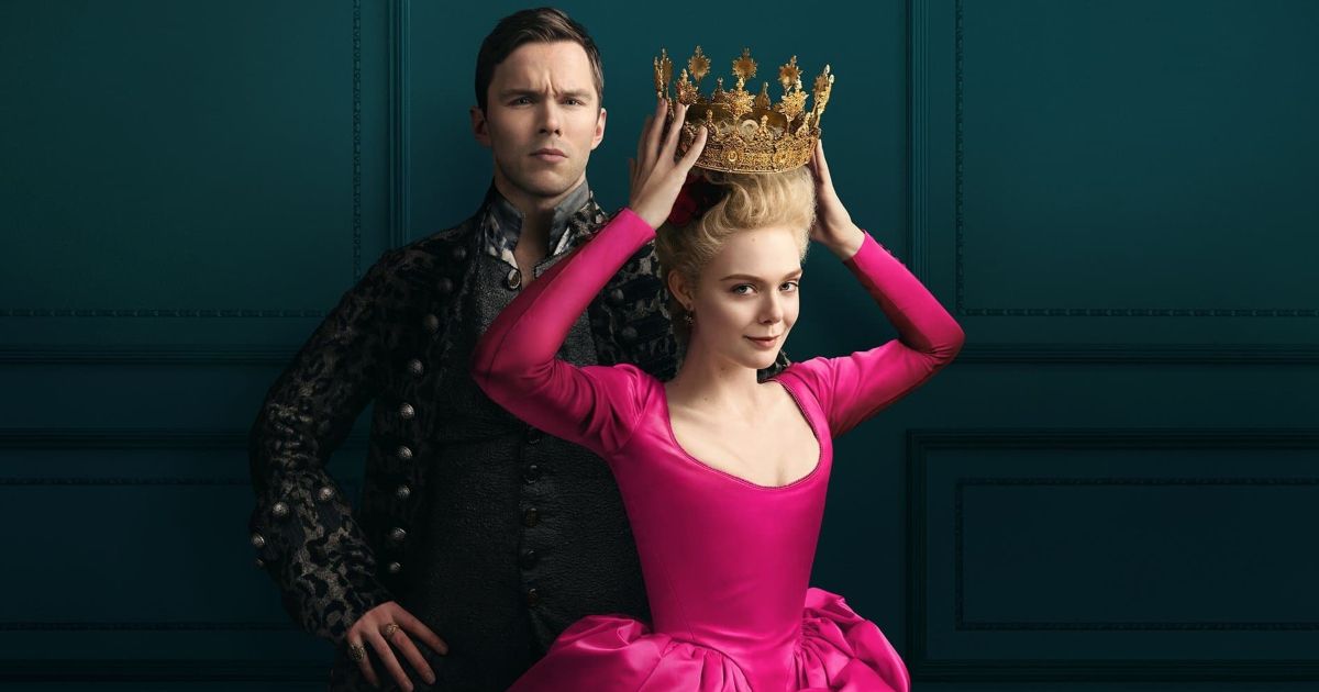 Nicholas Hoult e Elle Fanning em O Grande