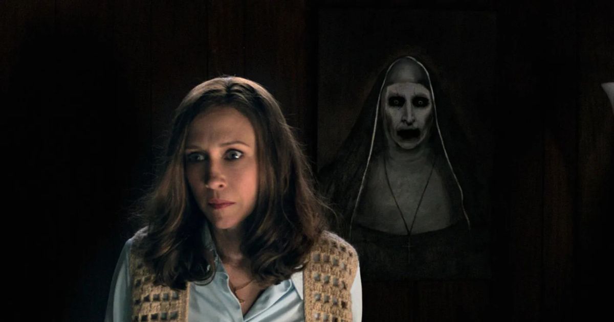 A freira olhando para Lorraine Warren em The Conjuring 2