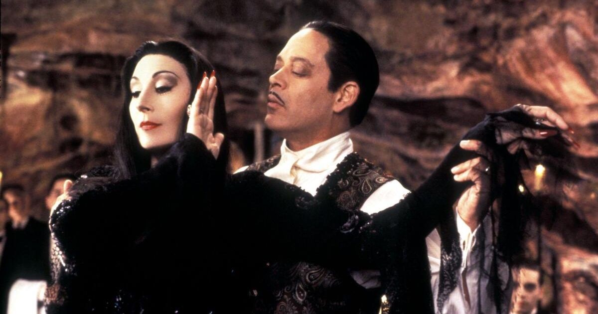 Anjelica Huston e Raul Julia em Valores da Família Addams