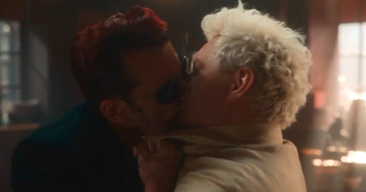 David Tennant como Crowley e Michael Sheen como Aziraphale se beijando