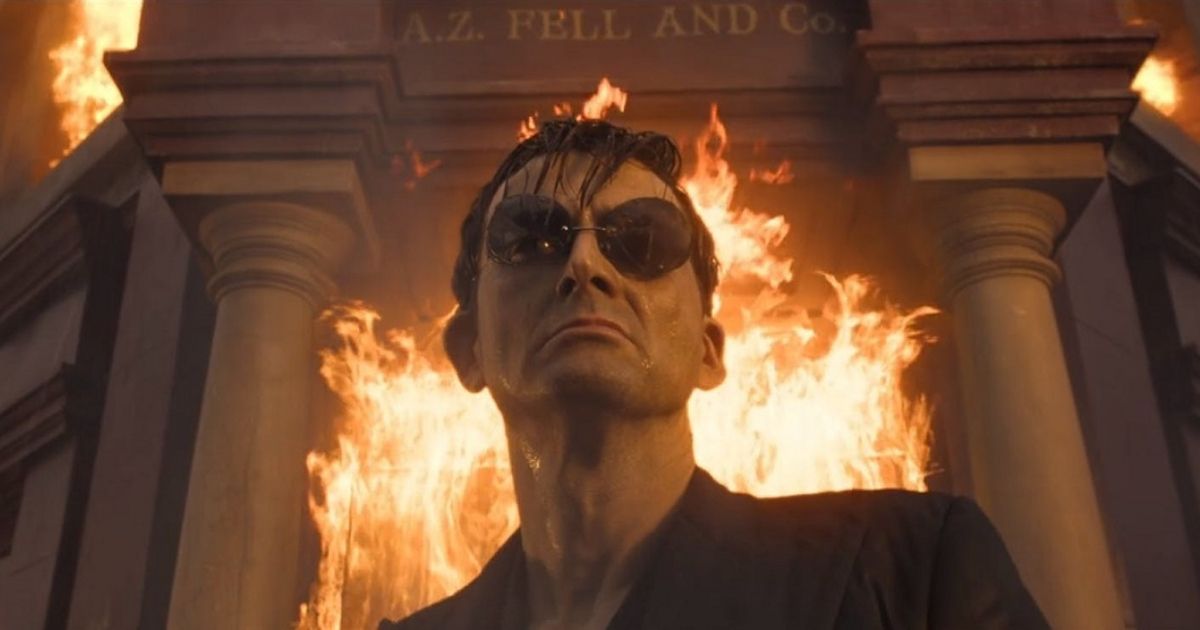 David Tennant como Crowley saindo da livraria em chamas