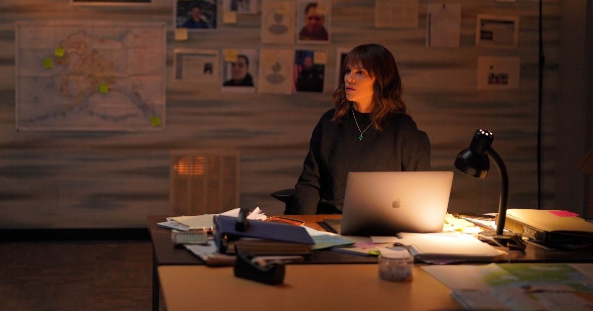 Emily Swank como Eileen em sua mesa com um macbook