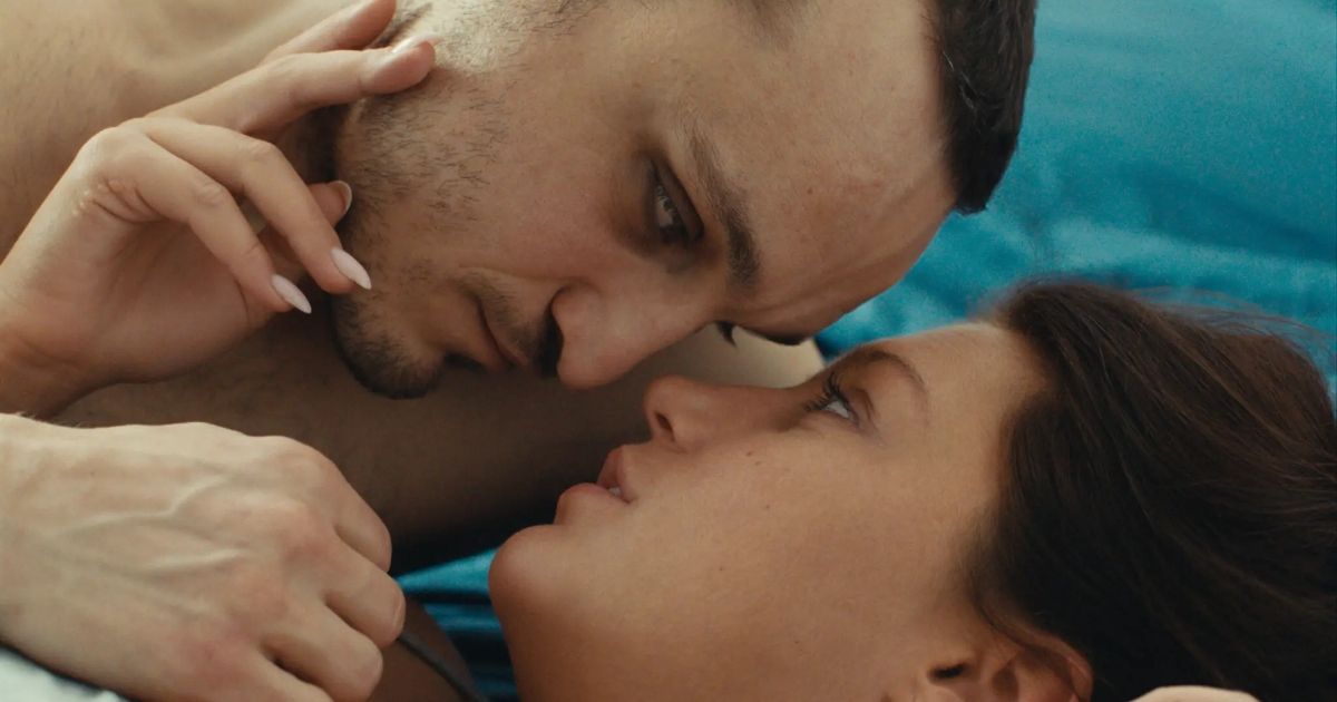 franz-rogowski-and-adele-exarchopoulos-in-passages.jpg