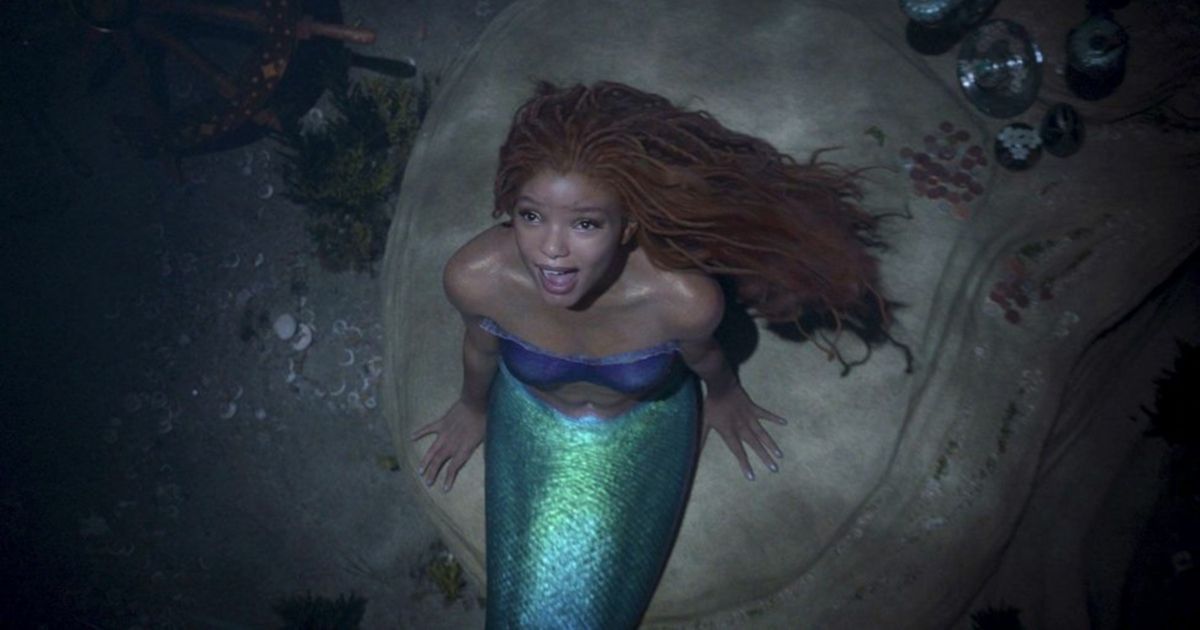 Halle Bailey como Ariel em sua gruta