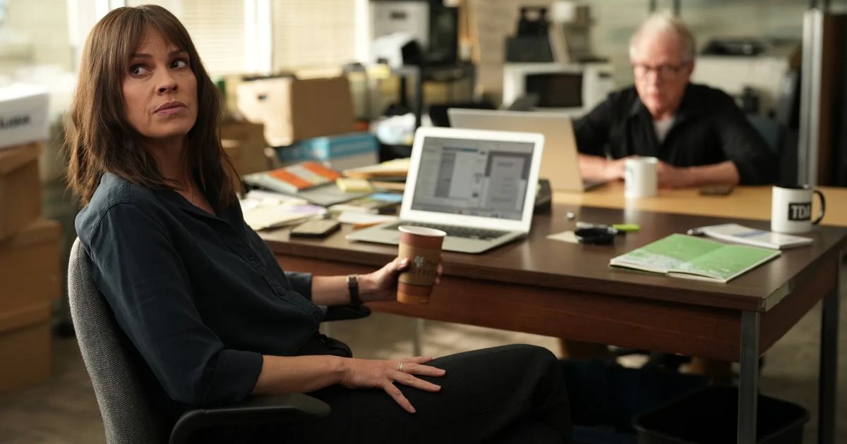 Hilary Swank como Emily no escritório