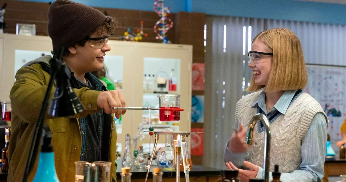 Honor e Michael fazem um experimento de química na Honor Society