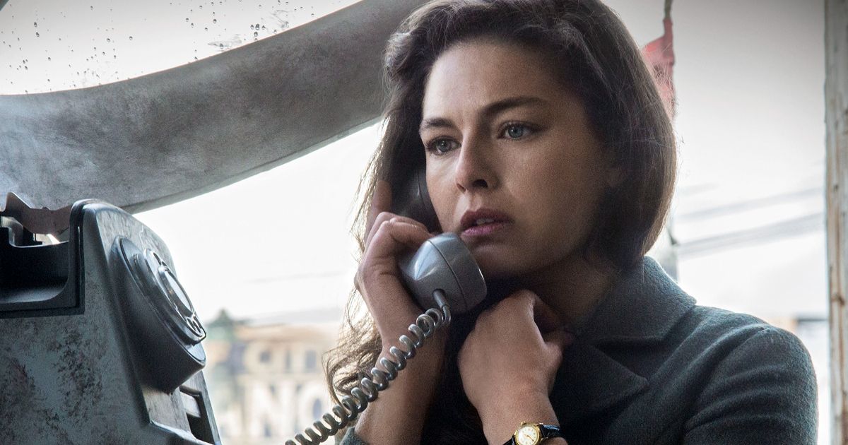 Juliana talks on a payphone in The Man in the High Castle