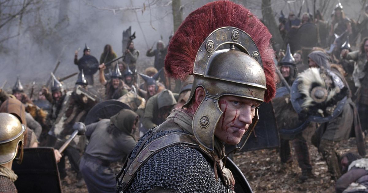Kevin McKidd em uma cena de batalha do drama da HBO, Roma (2005)
