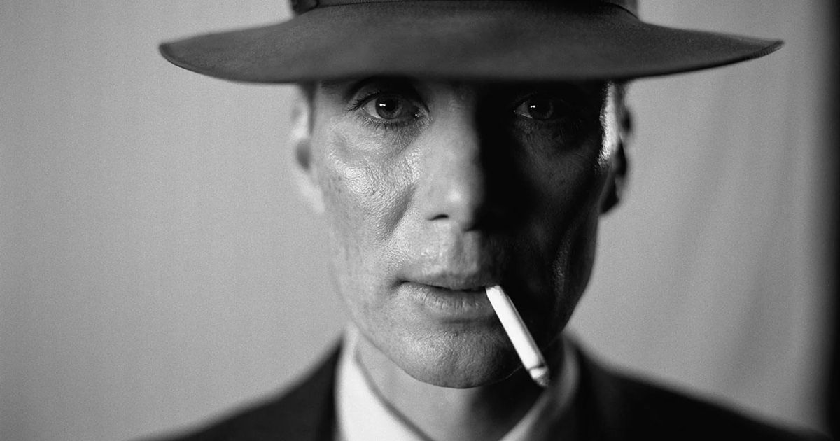 Robert holds a cigarette in his lips in Oppenheimer