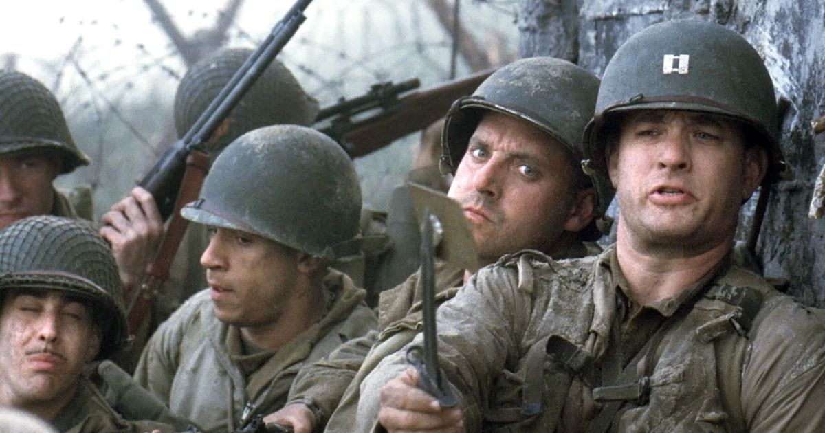 Uma companhia de soldados se reúne atrás de um muro durante a primeira cena do filme O Resgate do Soldado Ryan