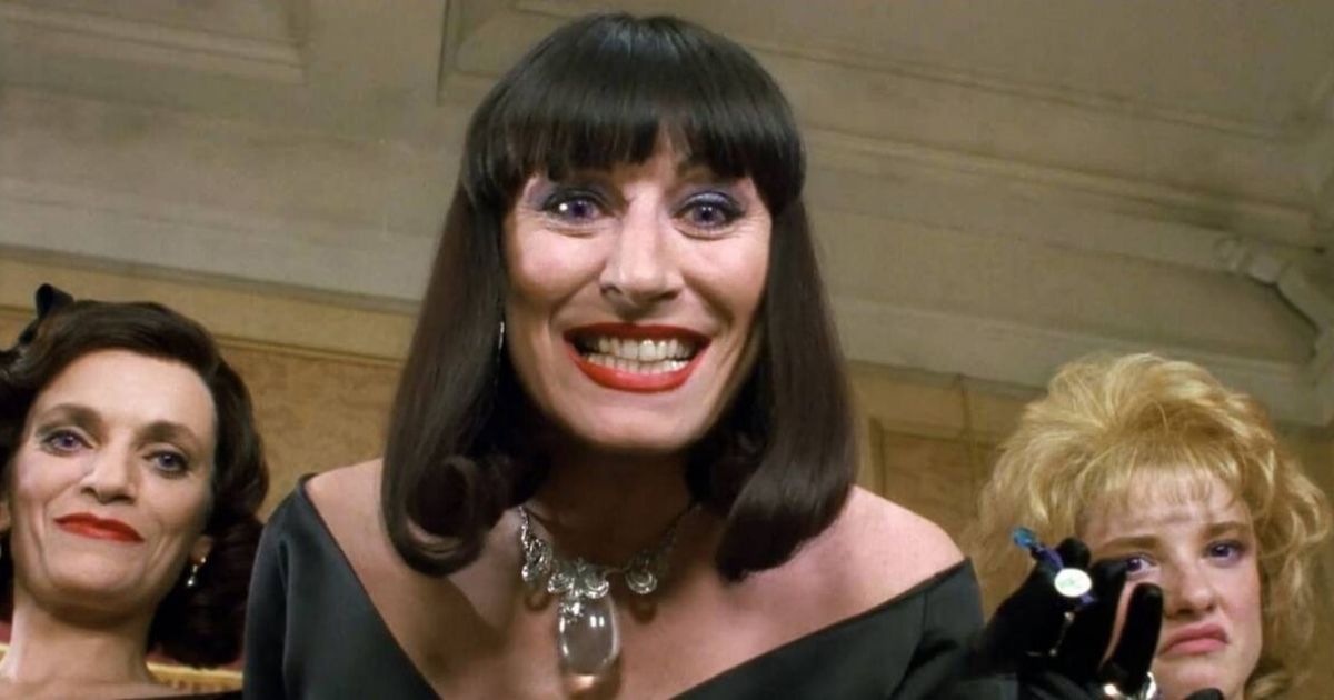 Angelica Huston como a Grande Bruxa Alta