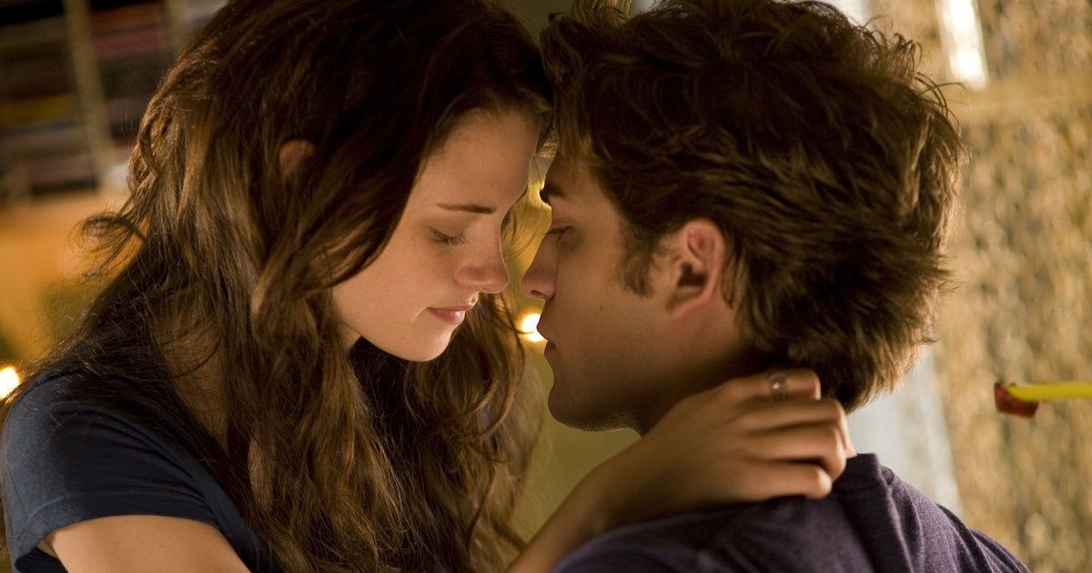 Bella and Edward first kissing scene in Twilight 